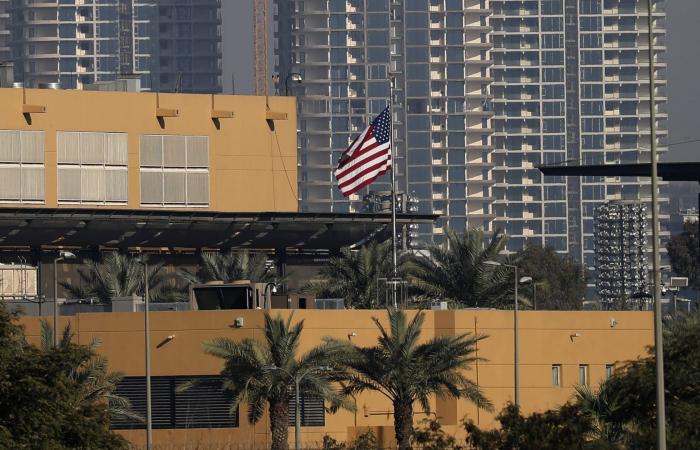 مسؤول أمريكي: موظفون في سفارتنا ببغداد تعرضوا لـ "هجمات بمسيرات" الأربعاء