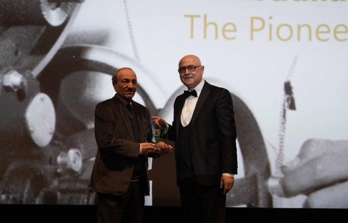 «مالمو»
      يحتفي
      برائد
      السينما
      السعودية
      عبد
      الله
      المحيسن