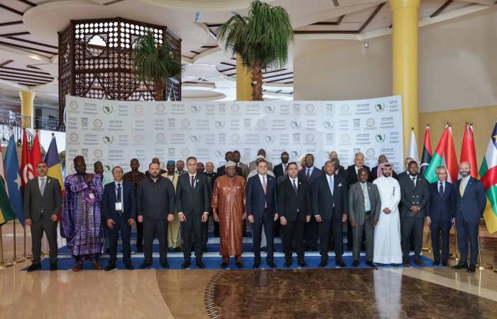 تجمُّع
      «الساحل
      والصحراء»
      يعود
      إلى
      طرابلس
      للمرة
      الأولى
      منذ
      رحيل
      القذافي