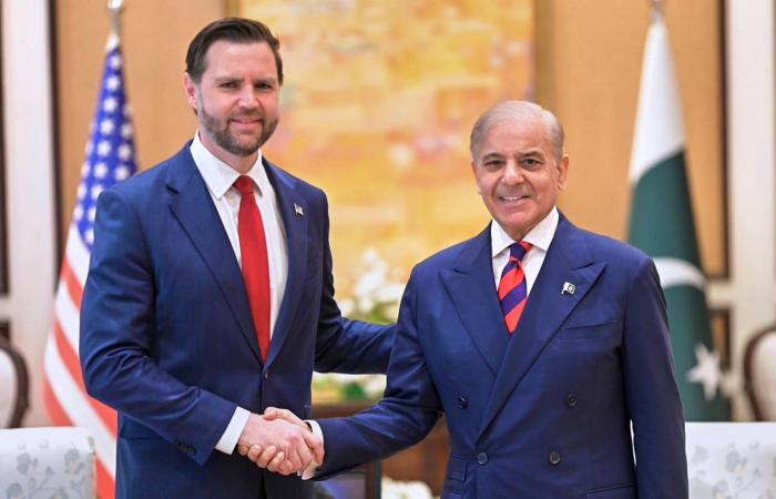 مصادر
      استخباراتية:
      إيران
      تحتفظ
      بقدرات
      صاروخية...
      والصين
      تستعد
      لتزويدها
      بدفاعات
      جوية