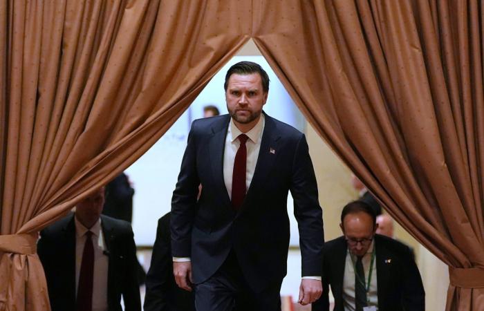 محادثات ماراثونية مباشرة بين مسؤولي أمريكا وإيران في إسلام آباد.. إليكم آخر التطورات