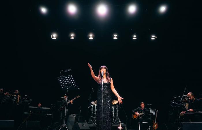 مايا
      واكد
      والموسيقى
      التي
      تُمسك
      بالجرح
      كي
      لا
      ينزف