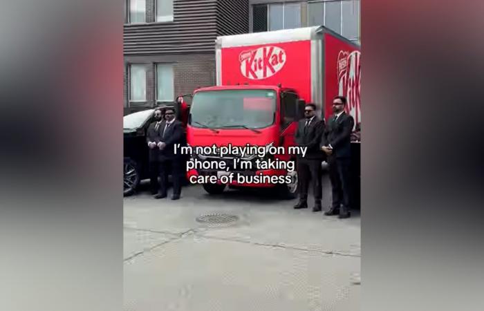 بعد سرقة 12 طنًا من الشوكولاتة.. "كيت كات" تحرس إحدى شاحناتها كموكب رئاسي