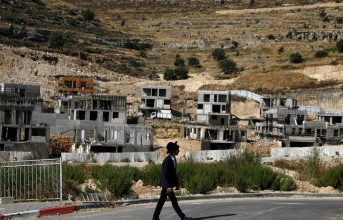 إسرائيل:
      ضربنا
      أكثر
      من
      200
      هدف
      لـ«حزب
      الله»
      في
      لبنان
      خلال
      24
      ساعة