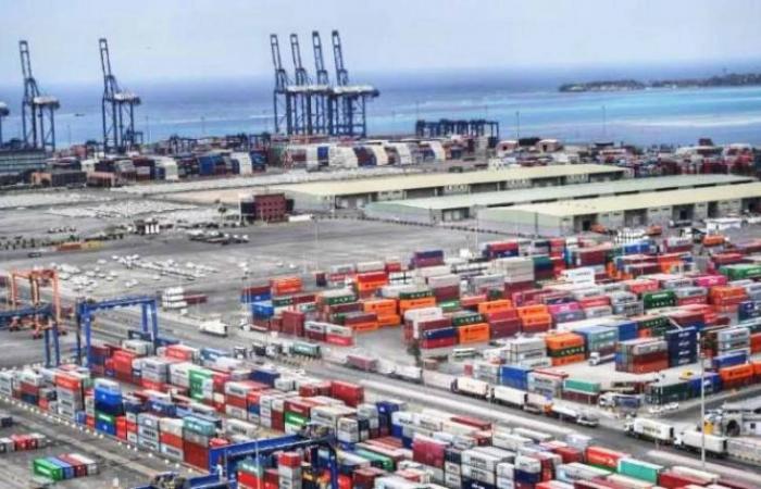 «موانئ»
      السعودية
      تواصل
      تسهيل
      عمليات
      السفن
      العالقة
      في
      الخليج
      العربي