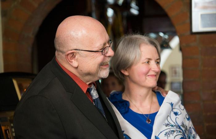 أمريكي طلب من غريبة على الإنترنت أن تكون مرشدة سياحية له ببولندا.. فوقعا في الحب