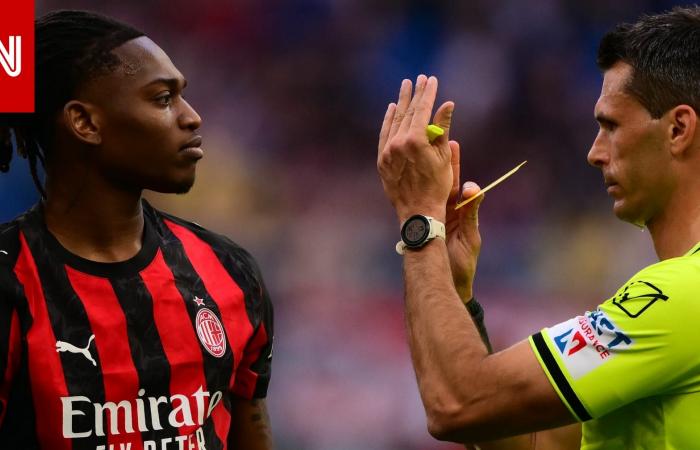 متابعة: لقطة جدلية في الدوري الإيطالي.. رفائيل لياو يسخر من الحكم والأخير يرد بذات الطريقة