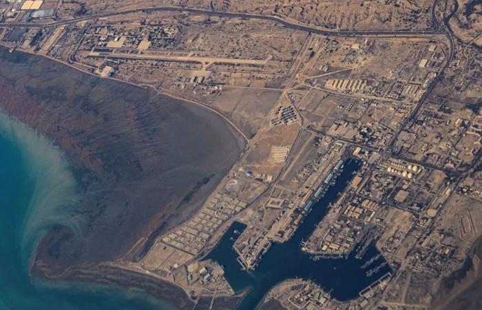 سنتكوم تعلن عبور سفينتين حربيتين مضيق هرمز تمهيدا لتأمين الملاحة وإزالة الألغام