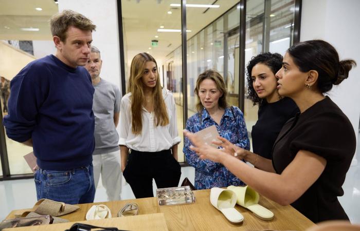 درجات
      التراب
      والرمل
      تُلوِّن
      خزانة
      الرجل
      هذا
      الموسم