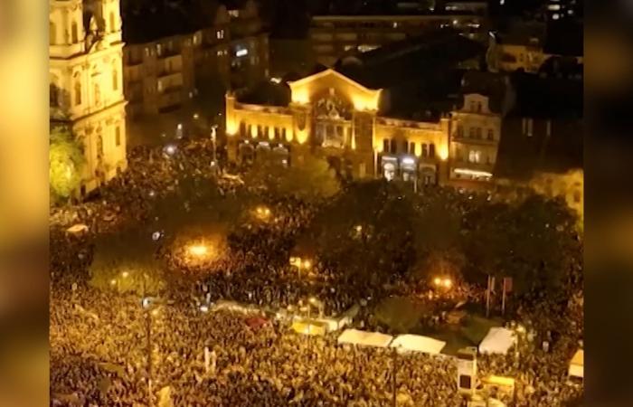 "كنا بحاجة إلى استراحة".. احتفالات عارمة في شوارع بودابست بعد اعتراف أوربان بالهزيمة