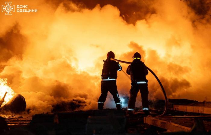 «روس
      آتوم»
      الروسية
      تبدأ
      إجلاءً
      أخيراً
      للموظفين
      من
      محطة
      بوشهر
      الإيرانية