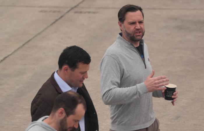 إريك
      ترمب
      يرافق
      والده
      في
      زيارته
      الرسمية
      للصين