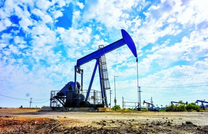 النفط يتراجع وسط مؤشرات على حوار جديد بين أمريكا وإيران