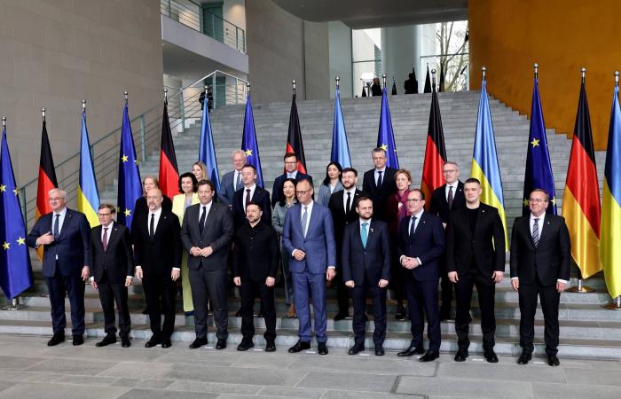 محاكمة
      سمسارَي
      أسلحة
      في
      بريطانيا
      أبرما
      صفقات
      مع
      ليبيا
      وجنوب
      السودان