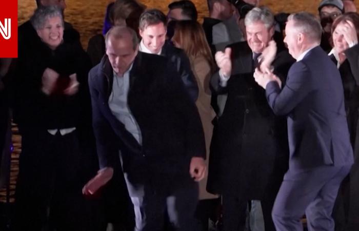 متابعة: شاهد.. رقصة وزير محتمل تسرق الأضواء بعد خطاب النصر لرئيس وزراء المجر