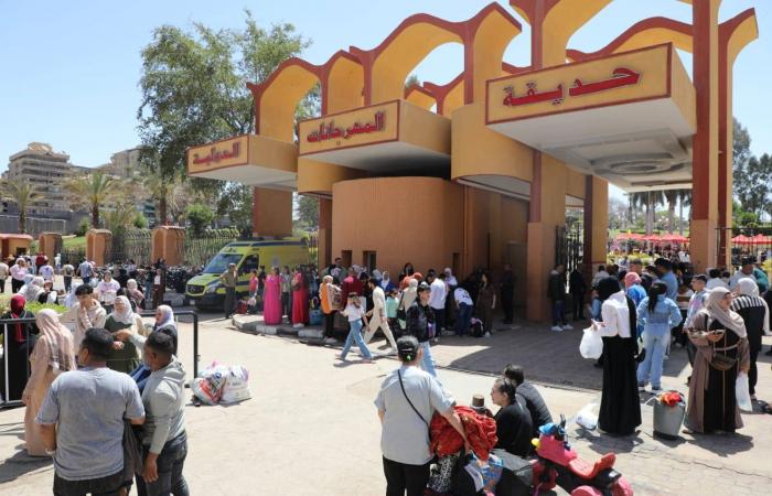 ضفاف
      النيل
      والشواطئ
      تجتذب
      آلاف
      المصريين
      في
      «شم
      النسيم»