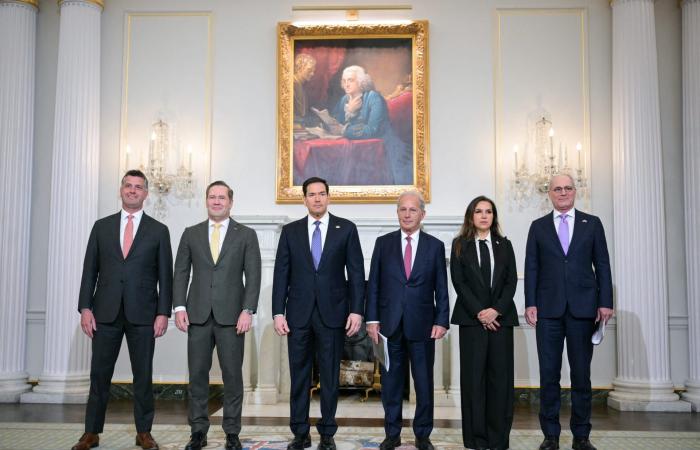 صور من محادثات مسؤولي لبنان وإسرائيل.. وهذا ما قاله وزير خارجية أمريكا