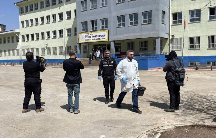 تركيا:
      4
      قتلى
      في
      ثاني
      إطلاق
      نار
      بمدرسة
      خلال
      يومين