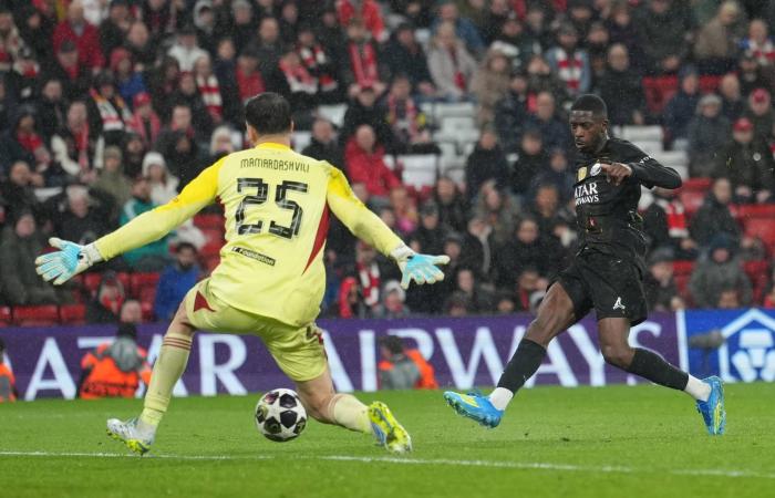 دورة
      شتوتغارت:
      شفيونتيك
      إلى
      ربع
      النهائي