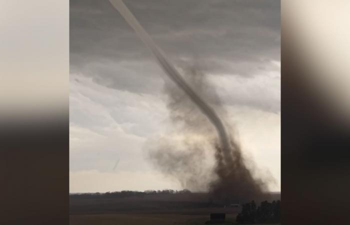 إعصار يضرب المناطق الريفية في الغرب الأوسط الأمريكي