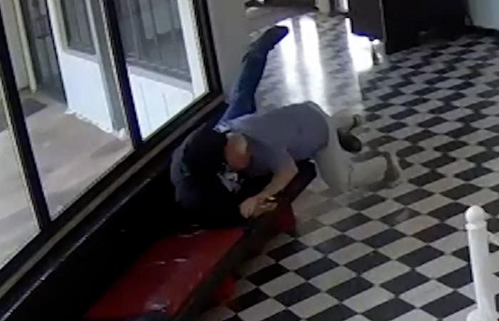 فاجأه وأسقطه.. شاهد مدير مدرسة في أوكلاهوما يتصدى لمسلح بشجاعة