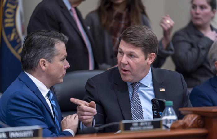 البيت
      الأبيض
      يحجم
      عن
      تقديم
      تقديرات
      لتكلفة
      حرب
      إيران
      ويسعى
      لزيادة
      الإنفاق
      العسكري