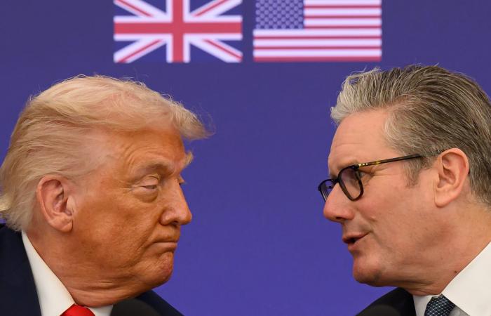 ترامب يؤكد أن العلاقة المتوترة مع ستارمر لن تؤثر على زيارة الملك تشارلز