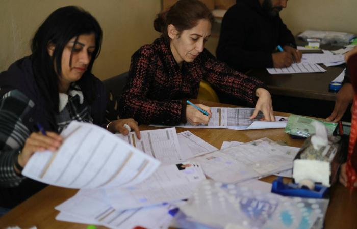 سوريون
      أكراد
      يتدفقون
      إلى
      مراكز
      حكومية
      طلباً
      لجنسية
      حرموا
      منها
      لعقود