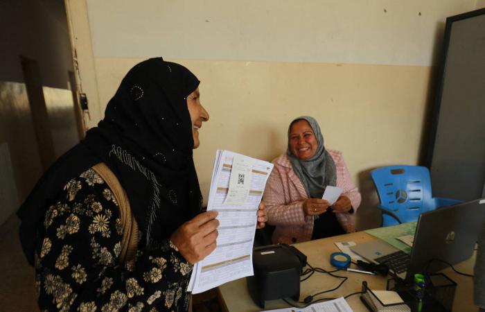 سوريون
      أكراد
      يتدفقون
      إلى
      مراكز
      حكومية
      طلباً
      لجنسية
      حرموا
      منها
      لعقود