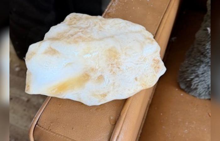 كتلة جليدية تخترق سقف منزل لتسقط على أريكة.. وتحقيق فيدرالي حول مصدرها