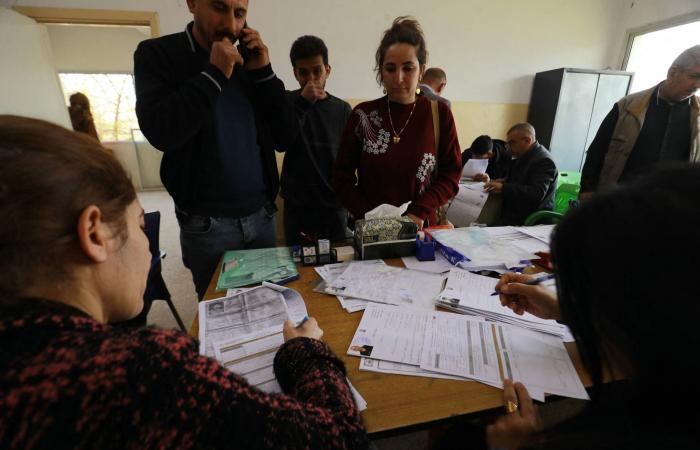 سوريون
      أكراد
      يتدفقون
      إلى
      مراكز
      حكومية
      طلباً
      لجنسية
      حرموا
      منها
      لعقود