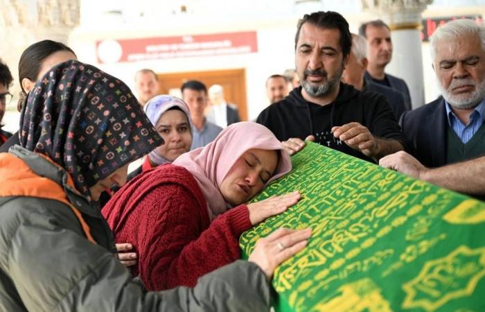 مقتل
      8
      أشخاص
      جراء
      تحطم
      هليكوبتر
      بإقليم
      كاليمانتان
      الغربي
      بإندونيسيا