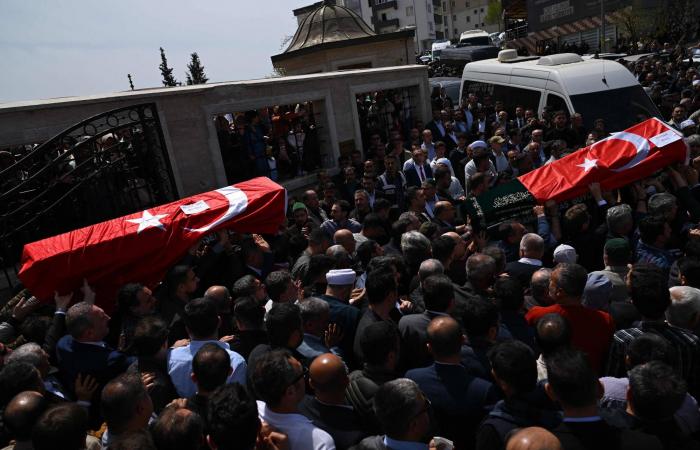 مقتل
      8
      أشخاص
      جراء
      تحطم
      هليكوبتر
      بإقليم
      كاليمانتان
      الغربي
      بإندونيسيا