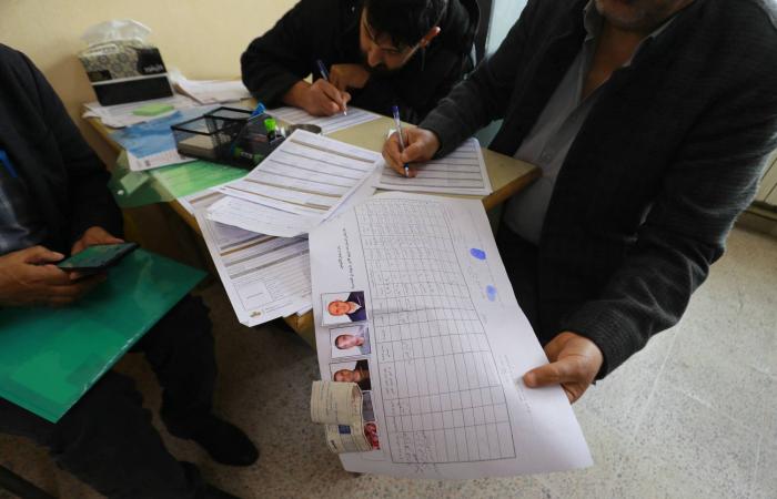 سوريون
      أكراد
      يتدفقون
      إلى
      مراكز
      حكومية
      طلباً
      لجنسية
      حرموا
      منها
      لعقود