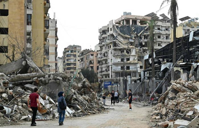 بالصور:
      نازحون
      لبنانيون
      يعودون
      إلى
      ديارهم...
      وخرق
      إسرائيلي
      لوقف
      النار