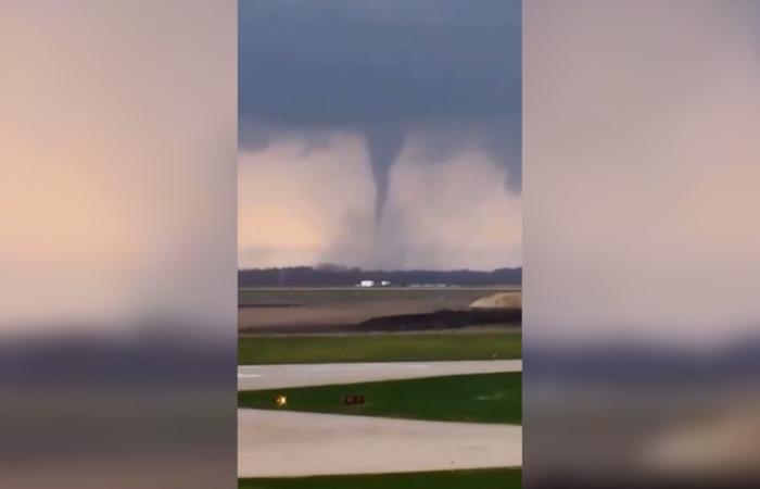 رصدته كاميرات المرور.. إعصار ضخم يتشكل في مينيسوتا