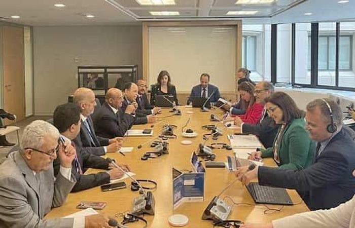 الحكومة
      اليمنية
      تعزّز
      الشراكات
      الدولية
      لدعم
      الاقتصاد
      والخدمات