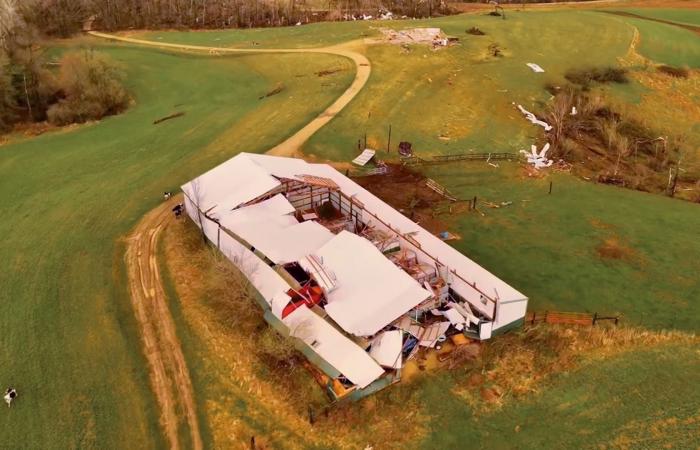 أضرار بالغة بعد اجتياح إعصار مزرعة ريفية