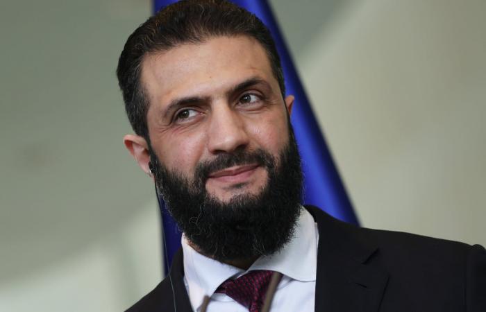 "أفضل من بريطانيا".. الشرع يمازح الحضور في منتدى بتركيا بعد فتح زجاجة مياه