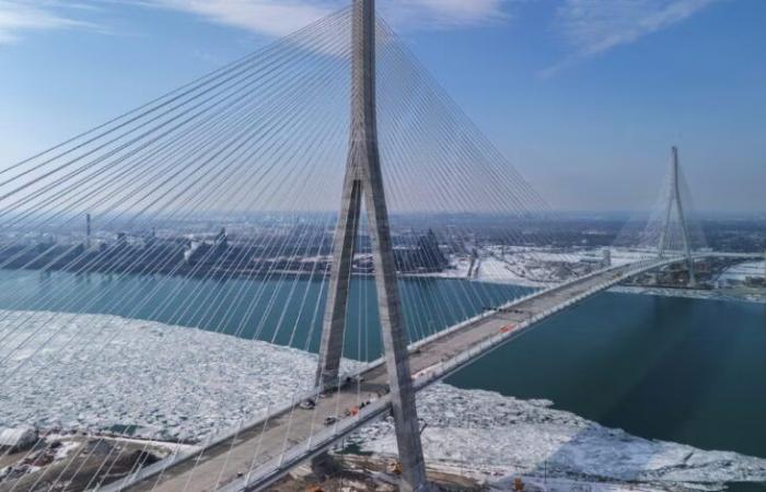 اختراق
      غير
      معتاد..
      كندي
      يعبر
      جسرا
      دوليا
      قيد
      الإنشاء
      في
      واقعة
      نادرة