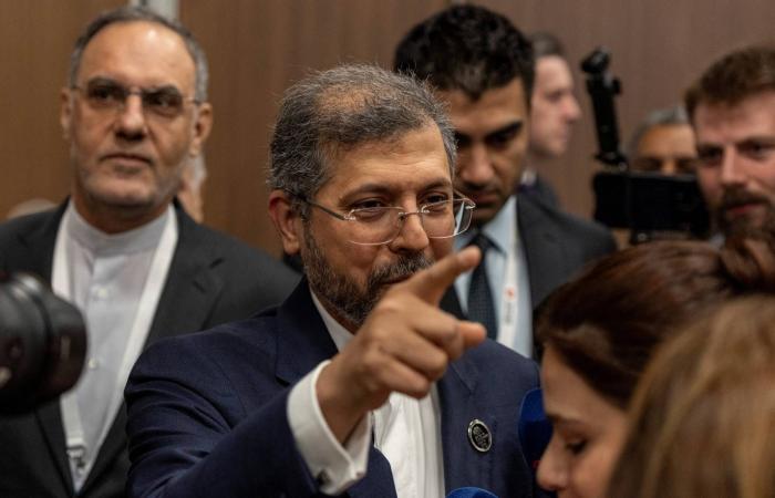 إيران
      تعيد
      إغلاق
      مضيق
      هرمز
      وسط
      ضبابية
      تفاوضية