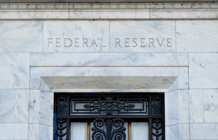 «مقامرة
      المقايضة»...
      هل
      يرهن
      وورش
      استقلالية
      «الفيدرالي»
      لطموحات
      ترمب؟