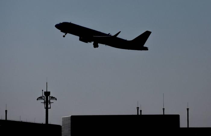 5
      نصائح
      للمسافرين
      في
      ظل
      تأثير
      حرب
      إيران
      على
      أسعار
      وتوافر
      تذاكر
      الطيران