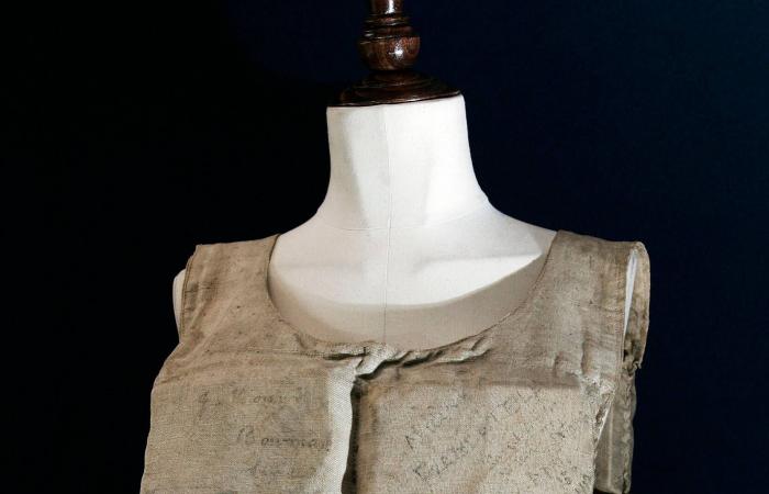 بيع
      سترة
      نجاة
      ارتدتها
      ناجية
      من
      «تيتانيك»
      بـ
      900
      ألف
      دولار