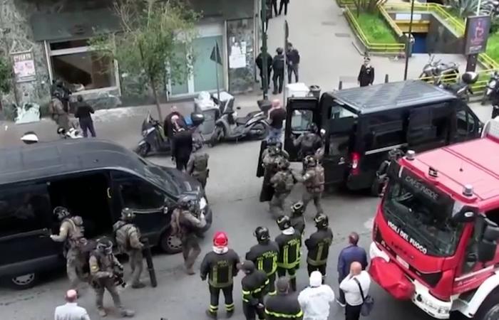 فروا عبر نفق صرف صحي.. لصوص بأقنعة "سلفادور دالي" يسطون على بنك ويحتجزون رهائن