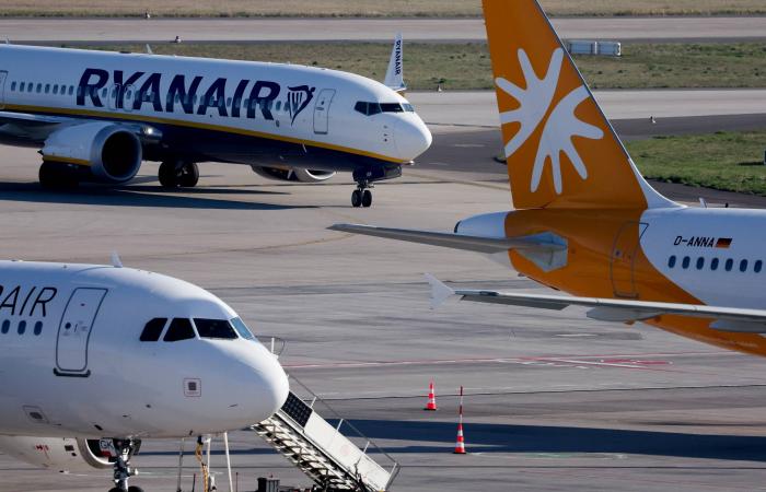 5
      نصائح
      للمسافرين
      في
      ظل
      تأثير
      حرب
      إيران
      على
      أسعار
      وتوافر
      تذاكر
      الطيران