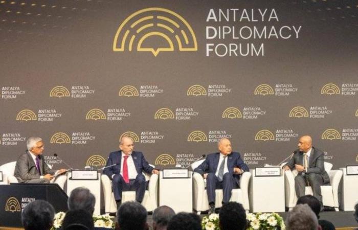 مجلس التعاون يؤكد التزامه بتعزيز الاستقرار والتنمية وحل النزاعات بالطرق السلمية