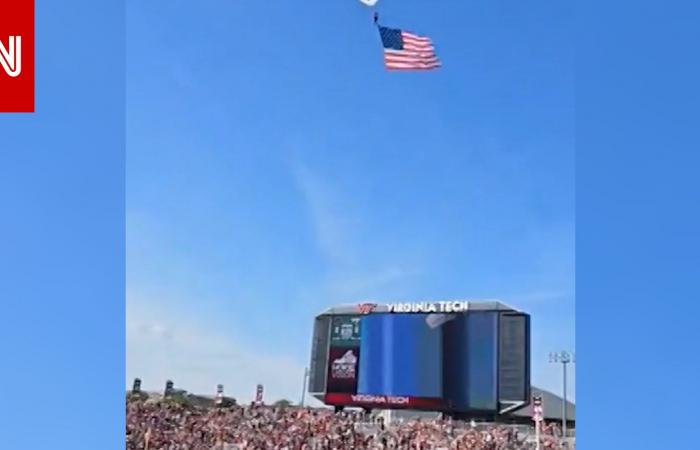 متابعة: إنقاذ مظلي علق على شاشة عرض لملعب بأمريكا.. وكاميرا توثق لحظة هبوطه واصطدامه بها