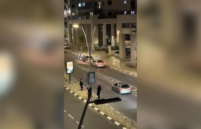 فيديو يُظهر يهودًا متشددين يزيلون الأعلام الإسرائيلية