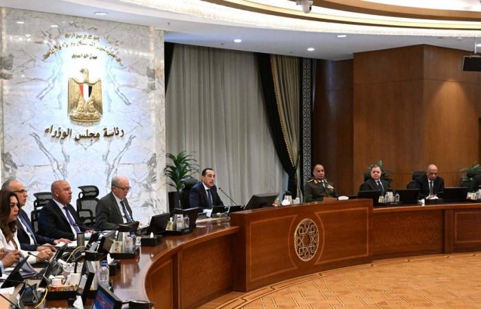 مصر:
      الحكومة
      تتعامل
      مع
      الحرب
      الإيرانية
      «كأزمة
      ممتدة»
      وتشيد
      بالاستجابة
      لـ«الترشيد»